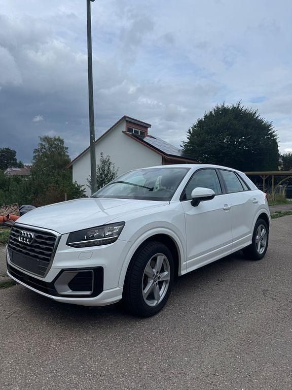 Weiß Gebraucht 2017 Audi Q2 SUV | 16.500 € (Fairer Preis) - Bild 1/4
