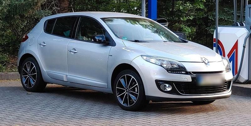 Grau Gebraucht 2013 Renault Mégane III Bose Edition Limousine | 6.500 € (Fairer Preis) - Bild 1/4