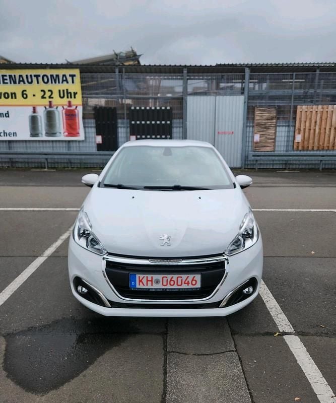 Weiß Gebraucht 2017 Peugeot 208 Active Kleinwagen | 5.299 € (Guter Preis) - Bild 1/4