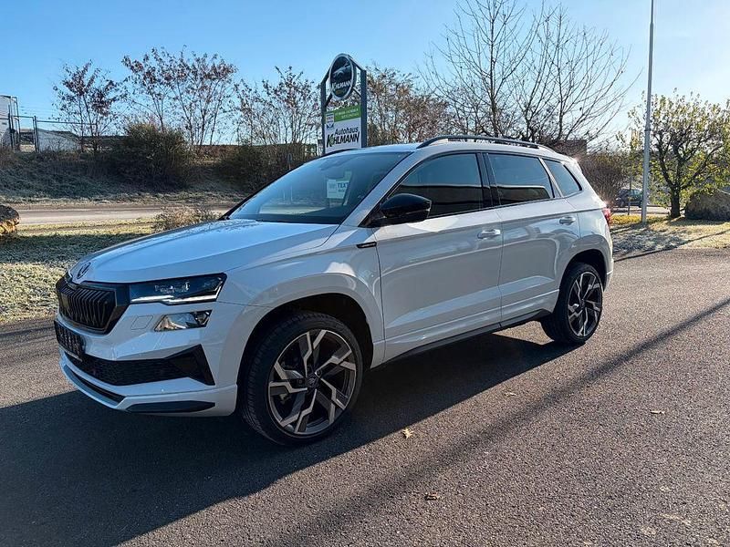 Weiß Neu 2025 Skoda Karoq SportLine SUV | 38.900 € (Teuer) - Bild 1/4
