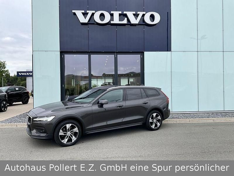 Grau Gebraucht 2023 Volvo V60 CC Ultimate Kombi | 43.900 € (Etwas zu teuer) - Bild 1/4