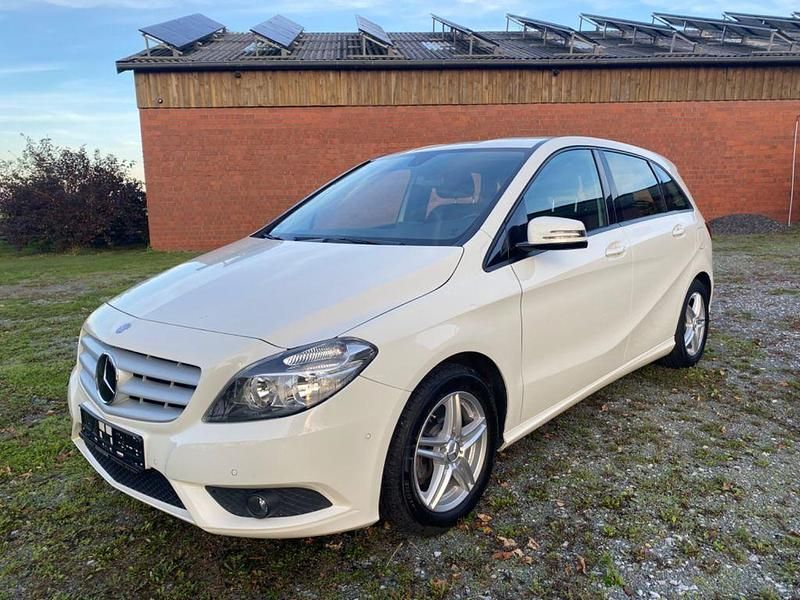 Weiß Gebraucht 2013 Mercedes B200 Van / Kleinbus | 9.999 € (Guter Preis) - Bild 1/4