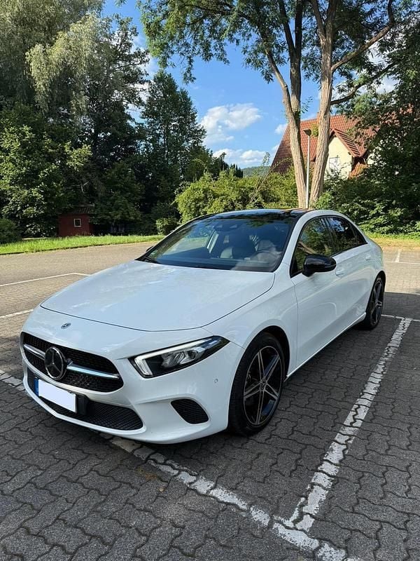 Weiß Gebraucht 2022 Mercedes A200 Night Limousine | 29.500 € (Fairer Preis) - Bild 1/4
