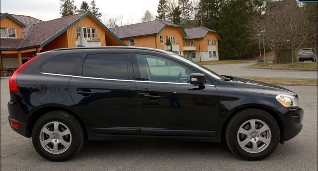 Gebraucht Volvo XC60 Momentum 163 PS (119 kW) 2012 Schwarz metallic SUV