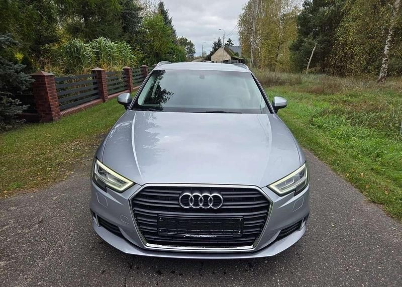 Grau Gebraucht 2019 Audi A3 Sportback Kombi | 13.450 € (Guter Preis) - Bild 1/4