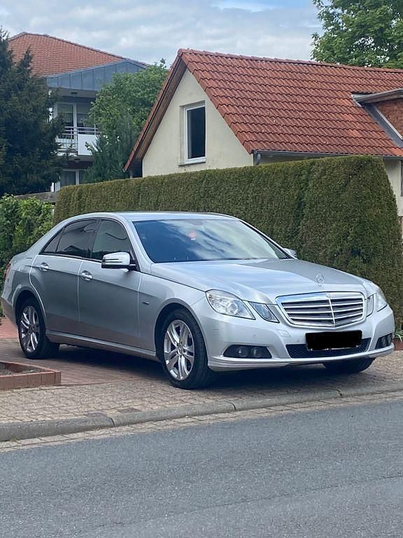 Silber Gebraucht 2009 Mercedes E220 Limousine | 8.490 € (Etwas zu teuer) - Bild 1/4