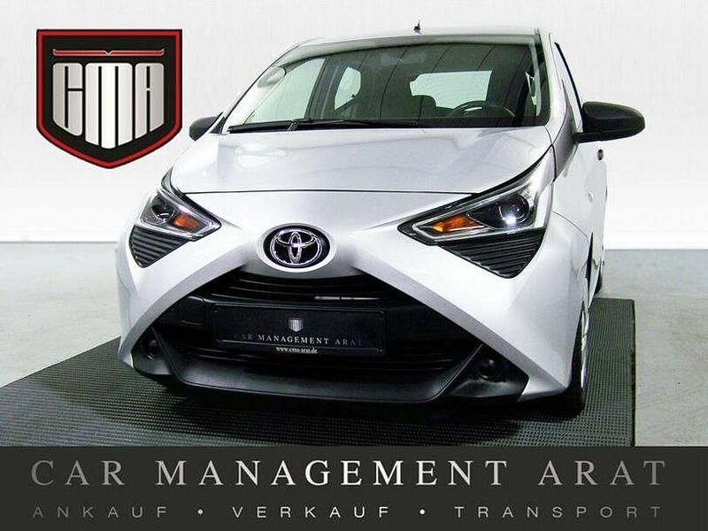 Silber Gebraucht 2022 Toyota Aygo Business Edition Kleinwagen | 8.798 € - Bild 1/4