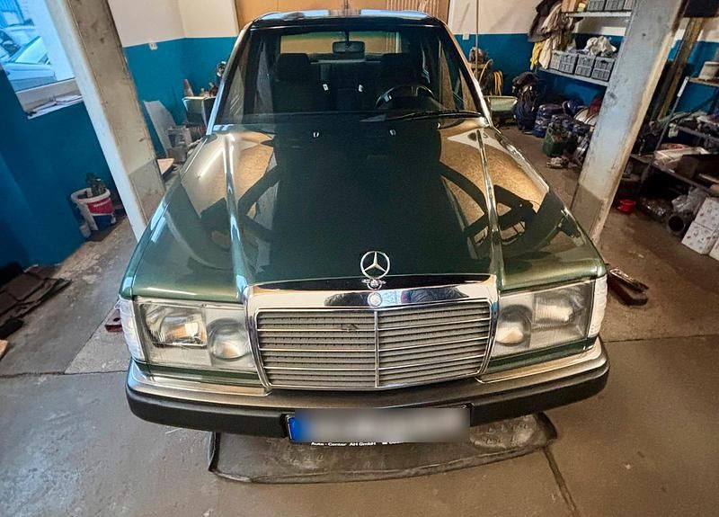 Grün Gebraucht 1993 Mercedes E280 Limousine | 9.000 € - Bild 1/4