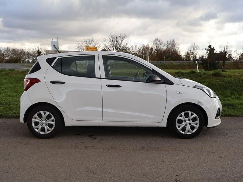 Gebraucht Hyundai i10 69 PS (50 kW) 2014 Weiß Kleinwagen