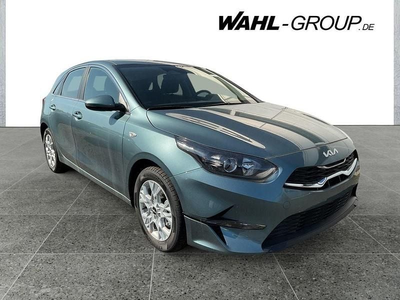 Neu Kia Ceed 99 PS (72 kW) 2026 Grau Kleinwagen