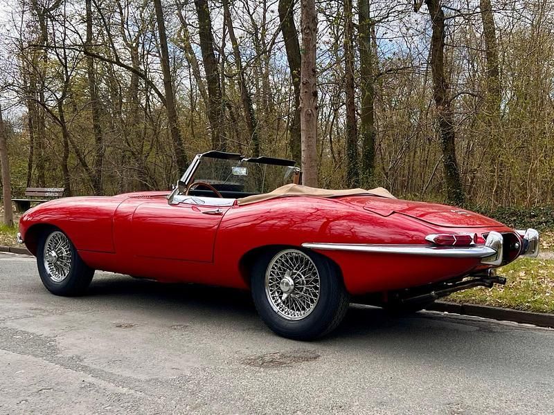 Usata Jaguar E-Type 265 CV (194 kW) 1966 Rosso Cabrio
