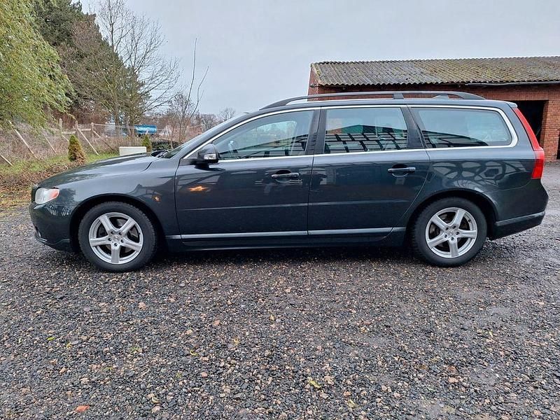 Grau Gebraucht 2010 Volvo V70 Kombi | 5.850 € (Guter Preis) - Bild 1/4
