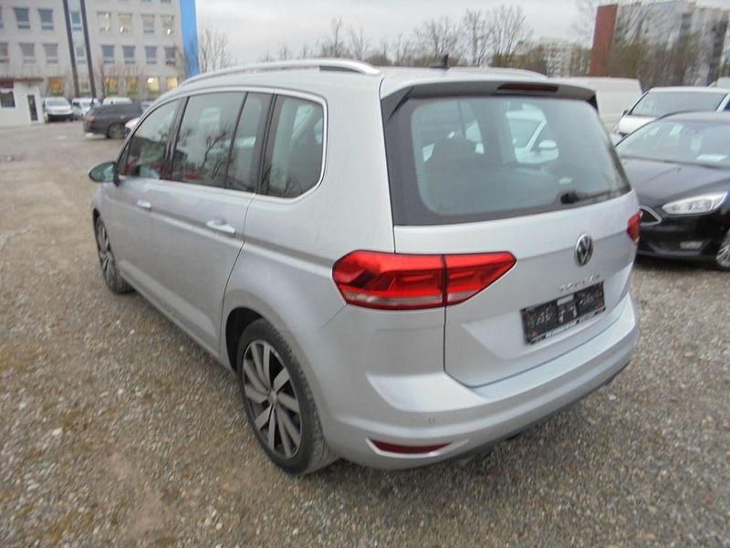 Gebraucht VW Touran Highline 150 PS (110 kW) 2022 Reflexsilber Van / Kleinbus