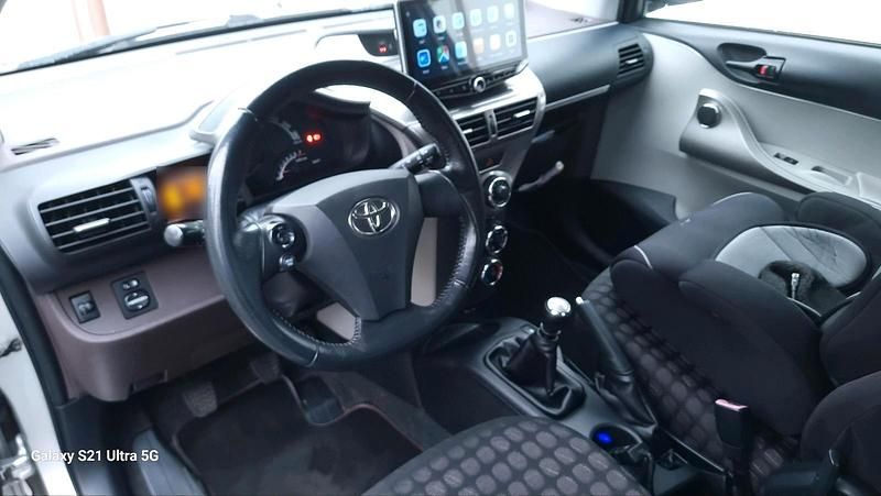 Gebraucht Toyota iQ 68 PS (50 kW) 2012 Silber Kleinwagen