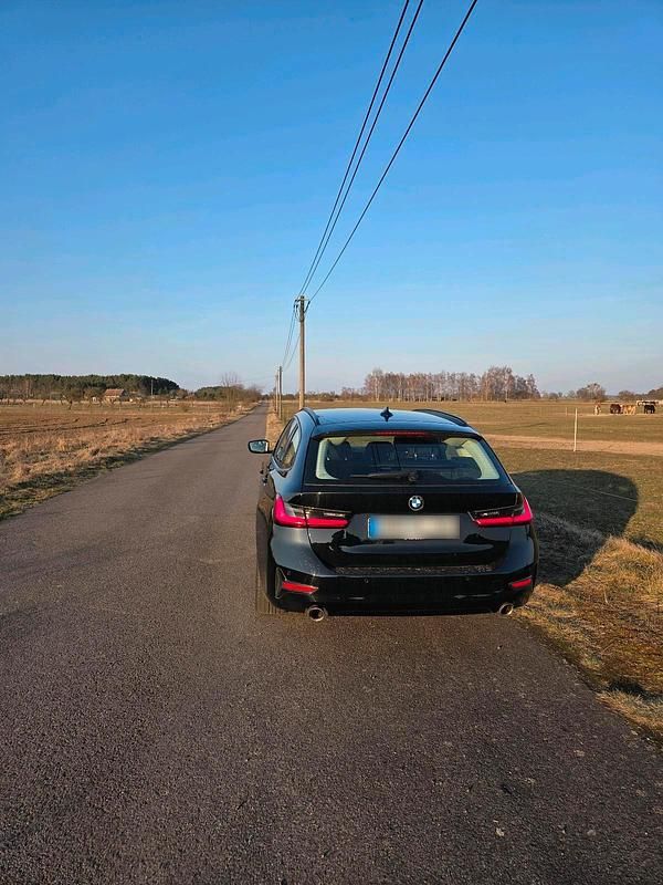 Gebraucht BMW 320 Advantage 184 PS (135 kW) 2021 Schwarz Kombi