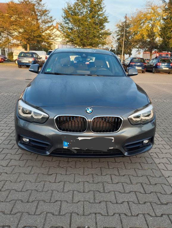 Grau Gebraucht 2018 BMW 120 Sport Line Kleinwagen | 12.490 € (Superpreis) - Bild 1/4
