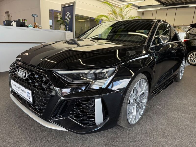 Mythosschwarz metallic Gebraucht 2022 Audi RS3 Sport Kleinwagen | 49.980 € (Fairer Preis) - Bild 1/4