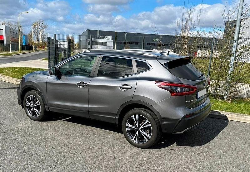 Grau Gebraucht 2018 Nissan Qashqai N-Connecta SUV | 13.800 € (Fairer Preis) - Bild 1/4