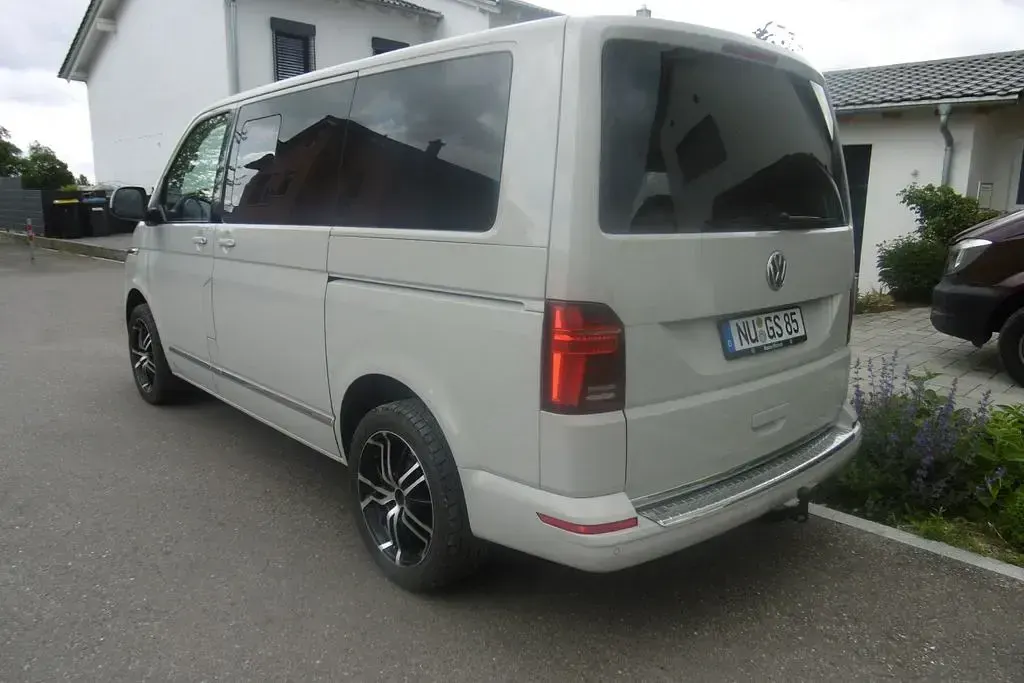 Gebraucht VW Multivan 204 PS (150 kW) 2022 Grau Van / Kleinbus