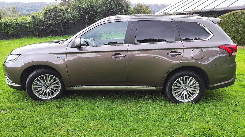 Braun Gebraucht 2019 Mitsubishi Outlander P-HEV Intro Edition SUV | 24.800 € (Fairer Preis) - Bild 1/4