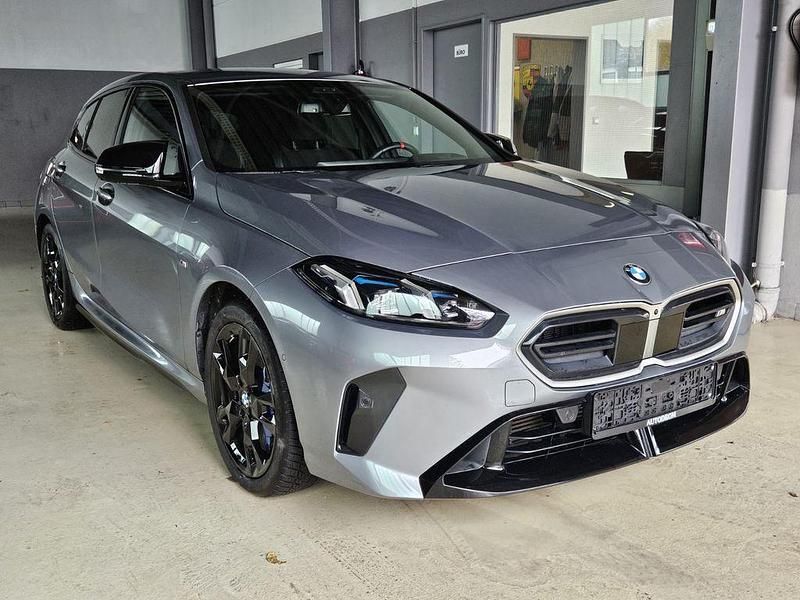 Grau Gebraucht 2024 BMW M135 M Sport Kleinwagen | 39.800 € (Teuer) - Bild 1/4