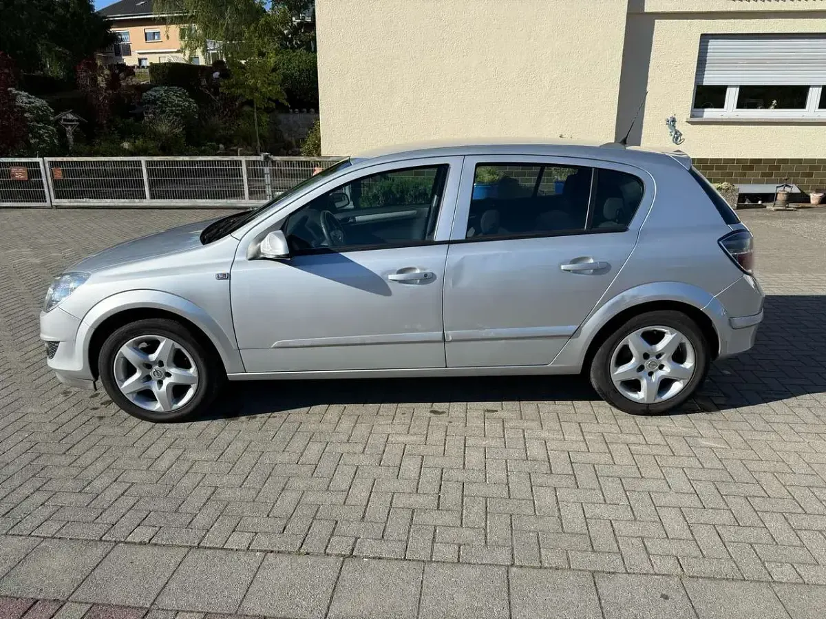 Second-hand Opel Astra 90 CP (66 kW) 2007 Argintiu Hatchback