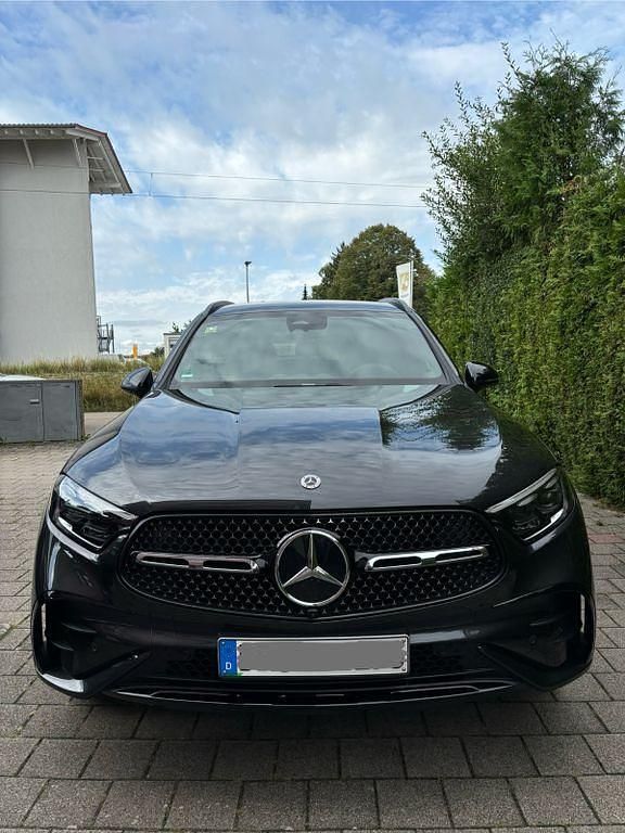 Grau Gebraucht 2023 Mercedes GLC300 AMG line SUV | 57.000 € (Guter Preis) - Bild 1/4