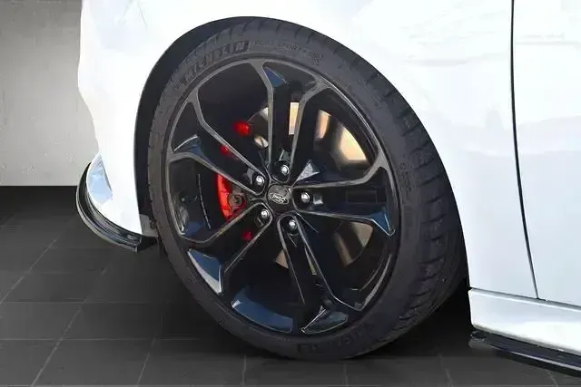 Używany Ford Focus ST 250 KM (183 kW) 2018 Biały Sedan/Limuzyna