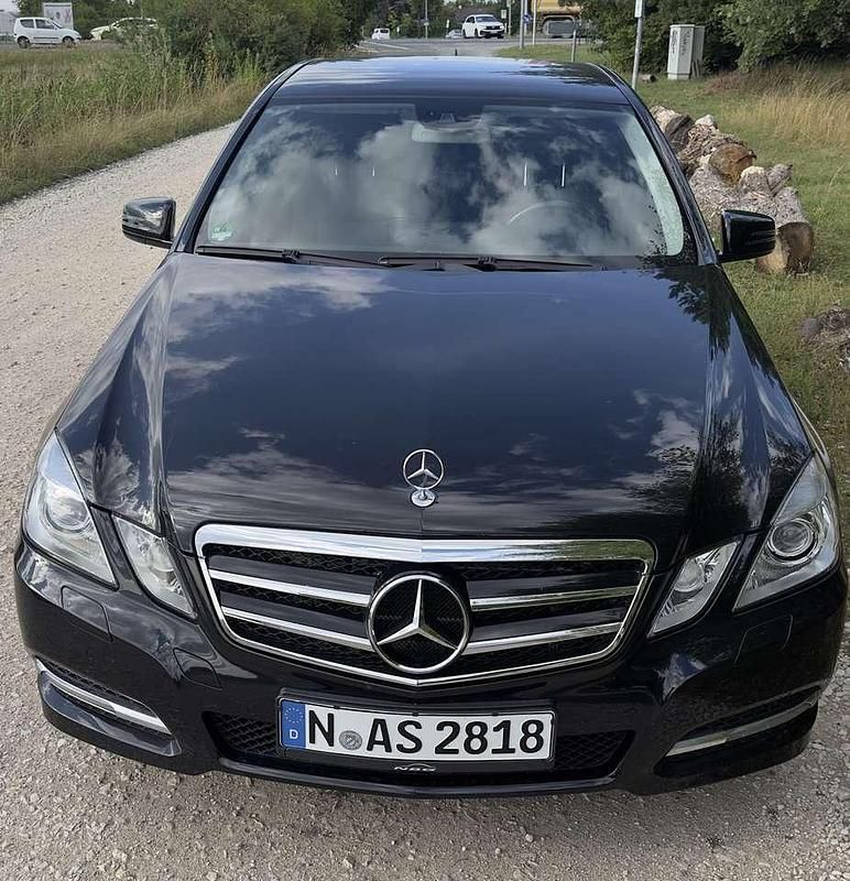Schwarz Gebraucht 2012 Mercedes E300 Limousine | 13.500 € (Fairer Preis) - Bild 1/4