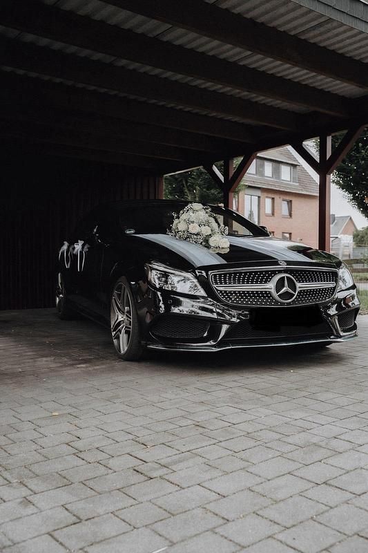 Schwarz Gebraucht 2015 Mercedes E250 AMG Limousine | 20.999 € (Teuer) - Bild 1/4