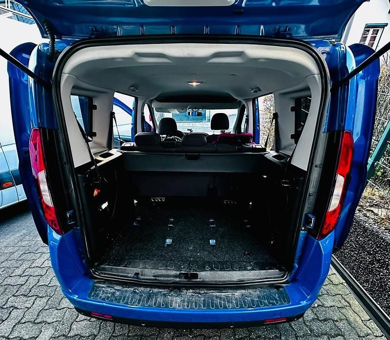 Gebraucht Fiat Doblò 95 PS (69 kW) 2016 Blau Van / Kleinbus