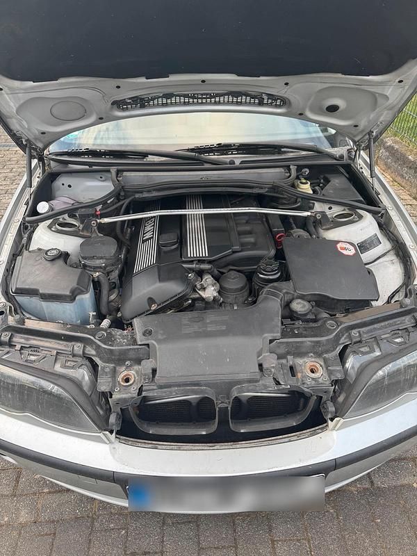 Second-hand BMW 325 192 CP (141 kW) 2002 Argintiu Berlinǎ