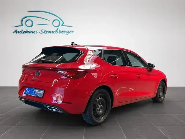 Używany Seat Leon FR 150 KM (110 kW) 2022 Czerwony Sedan/Limuzyna