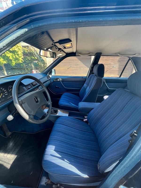 Gebraucht Mercedes E230 136 PS (100 kW) 1989 Blau Limousine