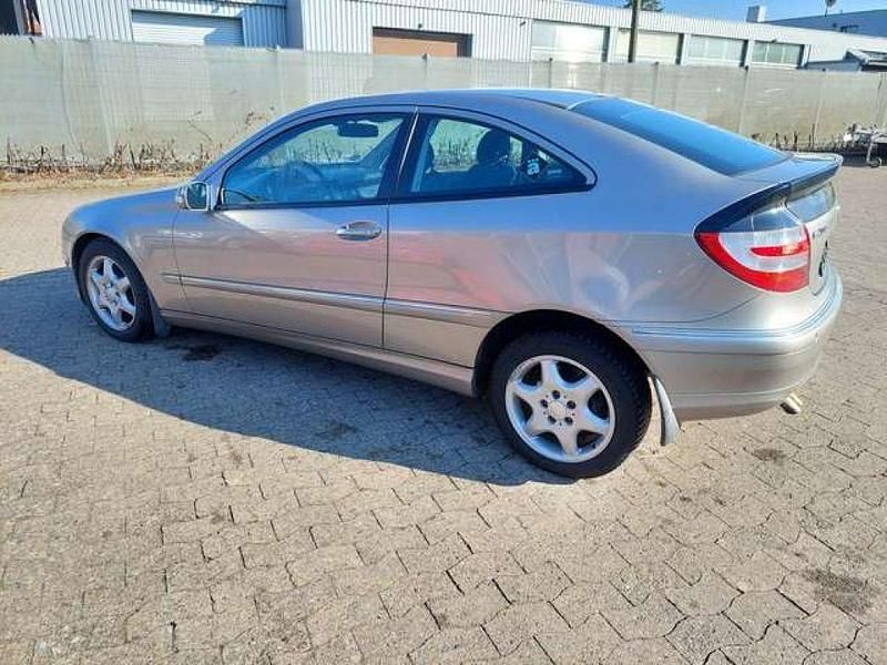 Cubanitsilber metallic Gebraucht 2004 Mercedes C200 Coupé | 1.950 € (Superpreis) - Bild 1/4