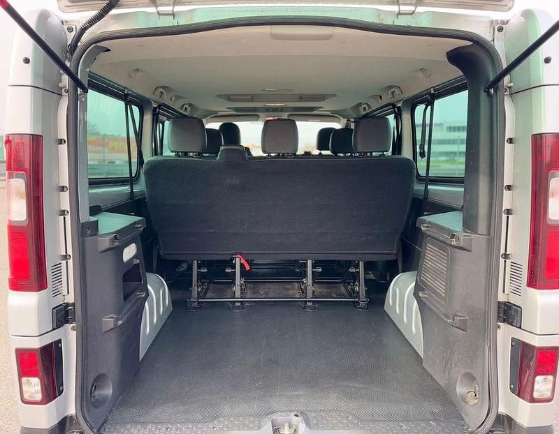 Gebraucht Renault Trafic 125 PS (91 kW) 2015 Silber Van / Kleinbus