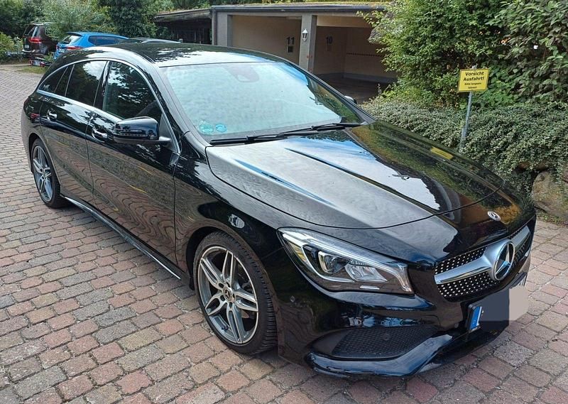 Schwarz Gebraucht 2018 Mercedes CLA180 Shooting Brake AMG line Kombi | 16.400 € (Guter Preis) - Bild 1/4