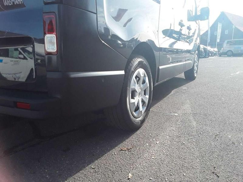 Gebraucht Renault Trafic Life 150 PS (110 kW) 2024 Kometengrau Van / Kleinbus