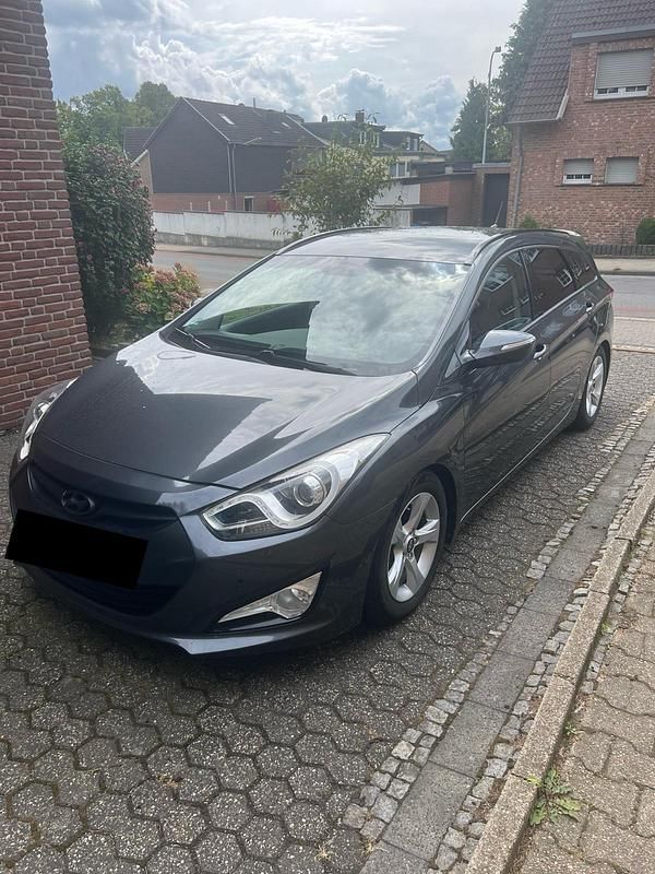 Grau Gebraucht 2014 Hyundai i40 Kombi | 7.980 € (Guter Preis) - Bild 1/4