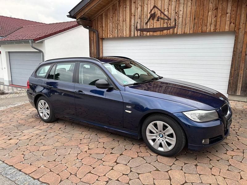 Gebraucht BMW 318 143 PS (105 kW) 2011 Blau Kombi