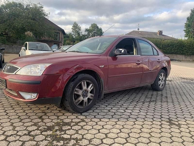 Gebraucht Ford Mondeo Ghia 131 PS (96 kW) 2004 Amarenarot metallic Kleinwagen