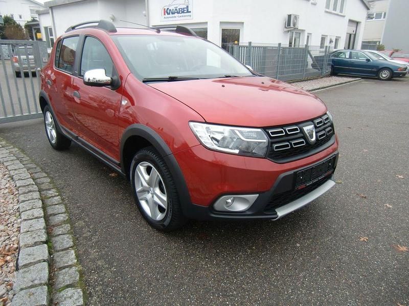 Gebraucht Dacia Sandero Celebration 90 PS (66 kW) 2018 Rot Limousine