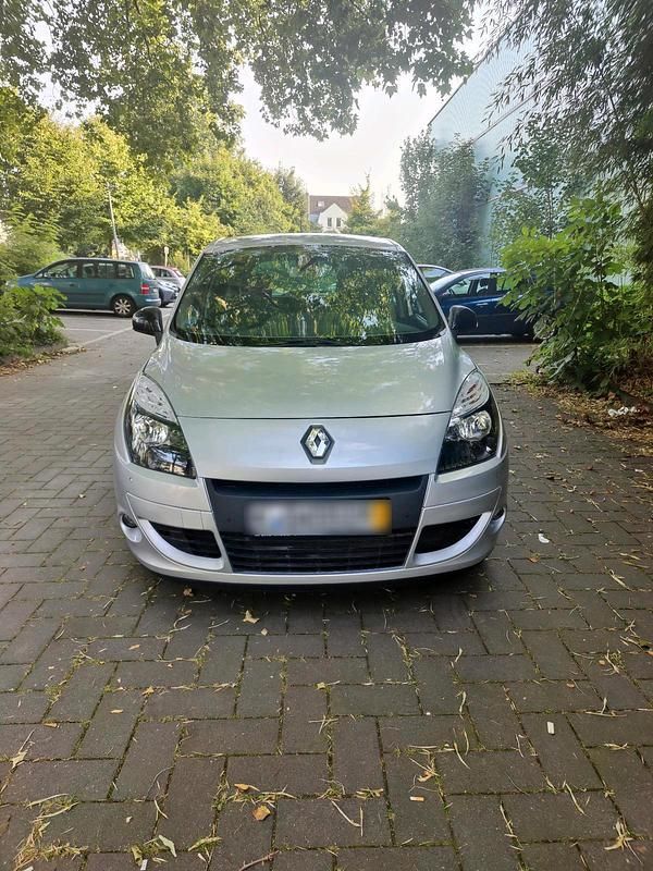 Grau Gebraucht 2011 Renault Scénic III Bose Edition Van / Kleinbus | 2.600 € (Guter Preis) - Bild 1/4