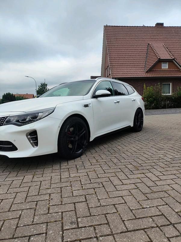 Weiß Gebraucht 2017 Kia Optima 2 Kombi | 21.250 € (Etwas zu teuer) - Bild 1/4