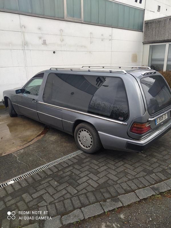 Grau Gebraucht 1990 Mercedes 300 Kombi | 3.570 € - Bild 1/4