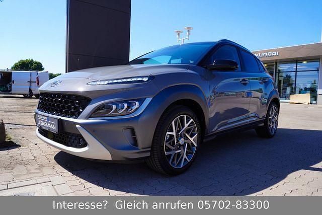 Grau Gebraucht 2022 Hyundai Kona Prime SUV | 26.390 € (Etwas zu teuer) - Bild 1/4
