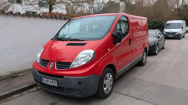 Gebraucht Renault Trafic 114 PS (83 kW) 2014 Rot Van / Kleinbus