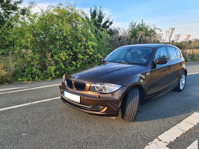 Braun Gebraucht 2010 BMW 118 Advantage Kleinwagen | 6.100 € (Etwas zu teuer) - Bild 1/4