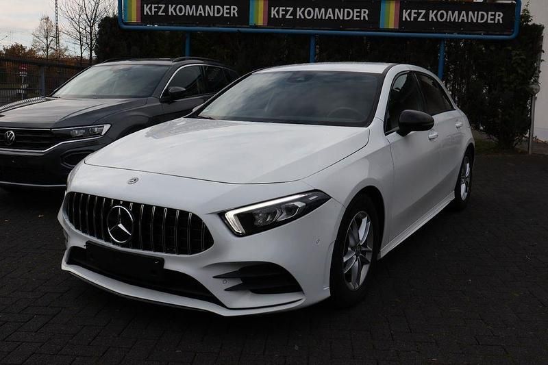 Weiß Gebraucht 2019 Mercedes A180 AMG line Limousine | 20.590 € (Superpreis) - Bild 1/4