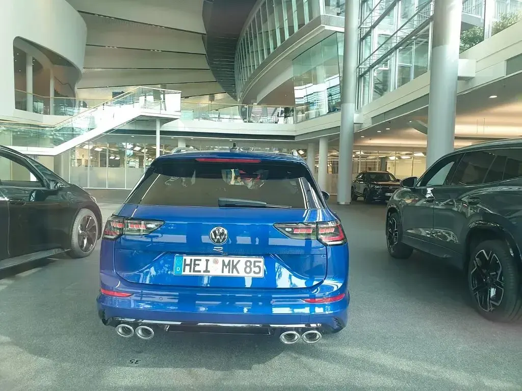 Gebraucht VW Golf VIII R 333 PS (244 kW) 2025 Blau Kombi